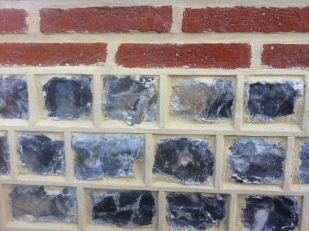 Muret briques et silex Detail.JPG